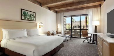 Delux king room with TV and natural light at DoubleTree Resort By Hilton Paradise Valley - Scottsdale.