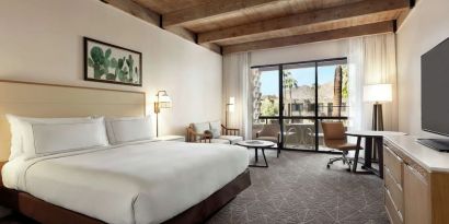 Delux king room with TV and natural light at DoubleTree Resort By Hilton Paradise Valley - Scottsdale.