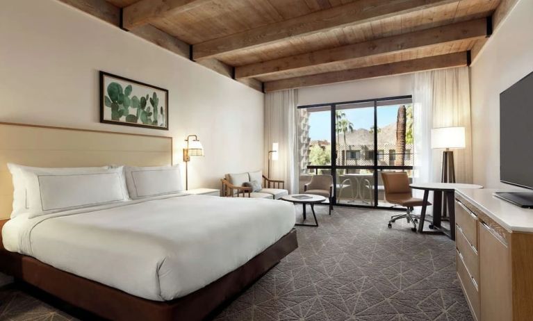 Delux king room with TV and natural light at DoubleTree Resort By Hilton Paradise Valley - Scottsdale.