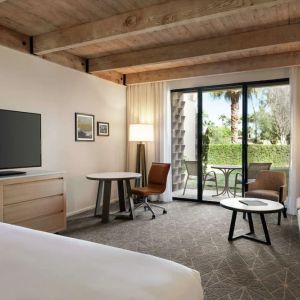 King bed with outdoor terrace at DoubleTree Resort By Hilton Paradise Valley - Scottsdale.