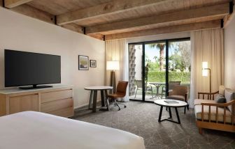 King bed with outdoor terrace at DoubleTree Resort By Hilton Paradise Valley - Scottsdale.