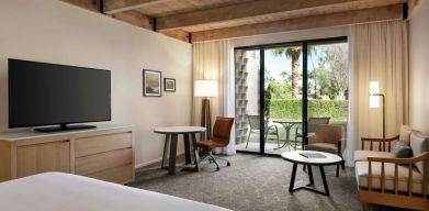 King bed with outdoor terrace at DoubleTree Resort By Hilton Paradise Valley - Scottsdale.