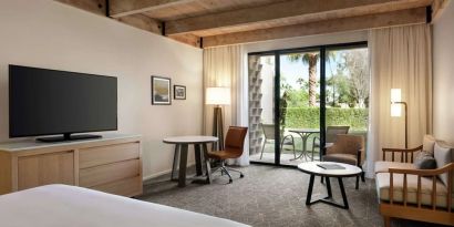 King bed with outdoor terrace at DoubleTree Resort By Hilton Paradise Valley - Scottsdale.