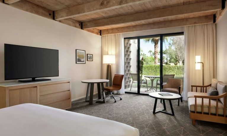 King bed with outdoor terrace at DoubleTree Resort By Hilton Paradise Valley - Scottsdale.