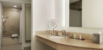 Guest bathroom with shower and bath at DoubleTree Resort By Hilton Paradise Valley - Scottsdale.