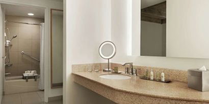 Guest bathroom with shower and bath at DoubleTree Resort By Hilton Paradise Valley - Scottsdale.