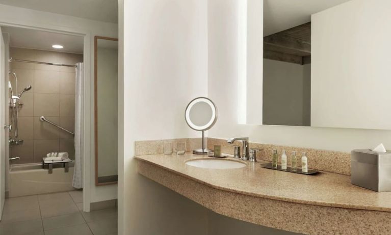 Guest bathroom with shower and bath at DoubleTree Resort By Hilton Paradise Valley - Scottsdale.