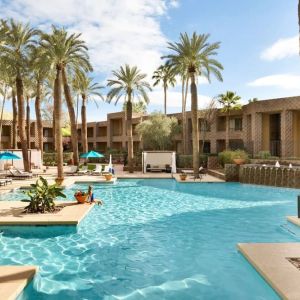 Stunning outdoor pool at DoubleTree Resort By Hilton Paradise Valley - Scottsdale.