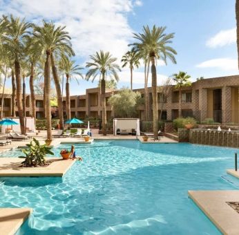 Stunning outdoor pool at DoubleTree Resort By Hilton Paradise Valley - Scottsdale.