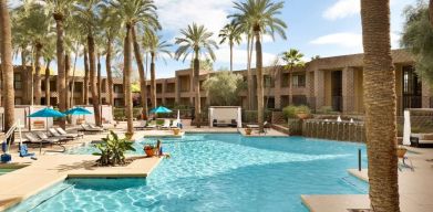 Stunning outdoor pool at DoubleTree Resort By Hilton Paradise Valley - Scottsdale.