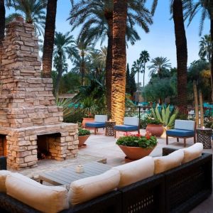 Lovely outdoor terrace and coworking space at DoubleTree Resort By Hilton Paradise Valley - Scottsdale.