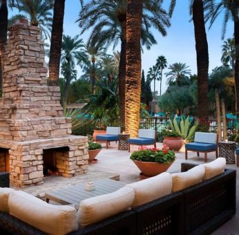 Lovely outdoor terrace and coworking space at DoubleTree Resort By Hilton Paradise Valley - Scottsdale.