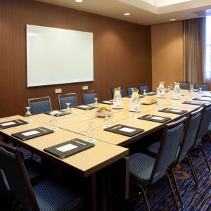 Professional meeting room at Sonesta Emeryville - San Francisco Bay Bridge.