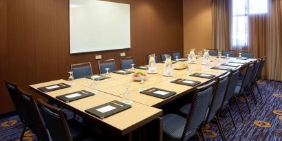 Professional meeting room at Sonesta Emeryville - San Francisco Bay Bridge.