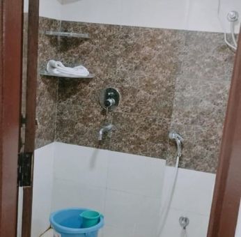 Guest bathroom with shower at Hotel Urban Abode.