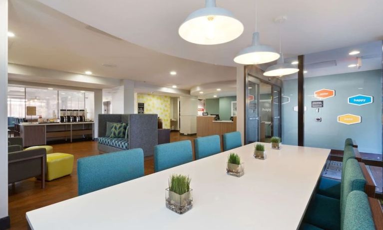 Lounge and coworking space at Hampton Inn Orlando Near Universal Blv/International Dr.