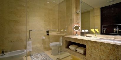 Guest bathroom with shower at EB Hotel Miami.