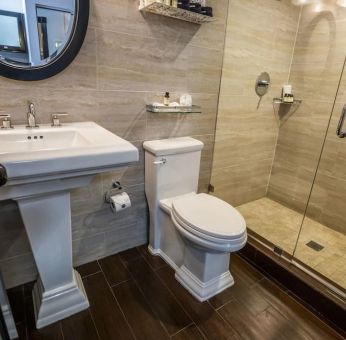 Guest bathroom with shower at Hotel Croydon.