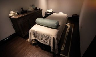 Relaxing spa and massage available at Hotel Croydon.