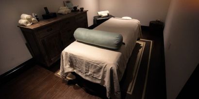 Relaxing spa and massage available at Hotel Croydon.