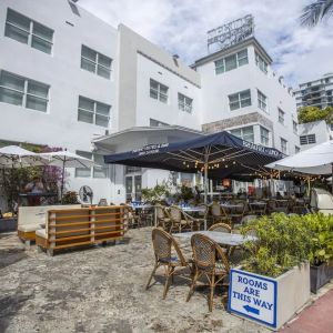 Comfortable outdoor tables and chairs with umbrellas ideal for coworking at Catalina Hotel & Beach Club.