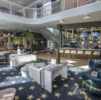 Relaxing lobby and lounge area at Catalina Hotel & Beach Club.