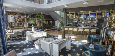 Relaxing lobby and lounge area at Catalina Hotel & Beach Club.