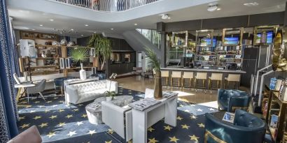 Relaxing lobby and lounge area at Catalina Hotel & Beach Club.