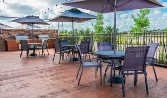 Grill and picnic area at Fairfield Inn & Suites By Marriott Houston League City.