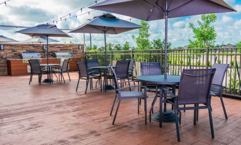 Grill and picnic area at Fairfield Inn & Suites By Marriott Houston League City.