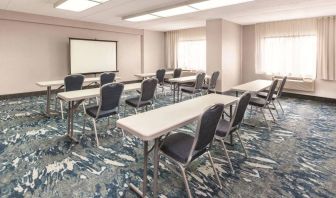 La Quinta Inn & Suites By Wyndham Philadelphia Airport