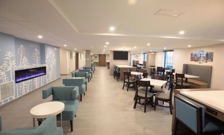 Dining area and coworking space at Sleep Inn Oakbrook Terrace.