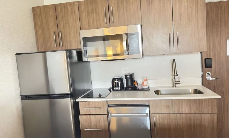 Day room equipped with kitchenette at MainStay Suites Oak Brook Terrace - Chicago.