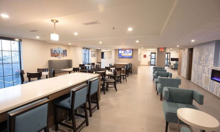 Dining and coworking space at MainStay Suites Oak Brook Terrace - Chicago.