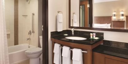 Guest bathroom with shower and tub at Hyatt Place Chicago/Hoffman Estates.