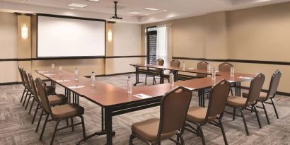 Meeting room at Hyatt Place Chicago/Hoffman Estates.