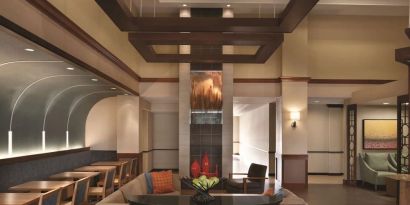 Dining area perfect for coworking at Hyatt Place Chicago/Hoffman Estates.