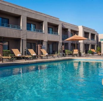 Stunning outdoor pool at Sonesta Select Scottsdale At Mayo Clinic Campus.