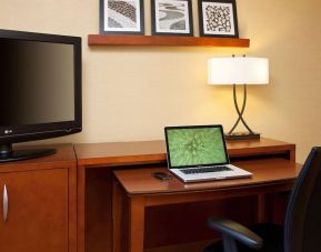 Day room with dedicated work space for working remotely at Sonesta Select Scottsdale At Mayo Clinic Campus.