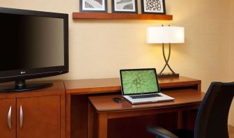 Day room with dedicated work space for working remotely at Sonesta Select Scottsdale At Mayo Clinic Campus.