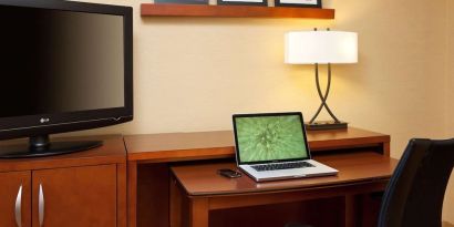 Day room with dedicated work space for working remotely at Sonesta Select Scottsdale At Mayo Clinic Campus.