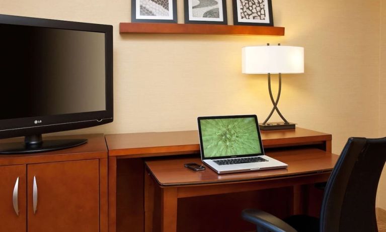 Day room with dedicated work space for working remotely at Sonesta Select Scottsdale At Mayo Clinic Campus.