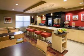 Dining and coworking space at Sonesta Simply Suites Phoenix Scottsdale.