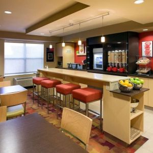 Dining and coworking space at Sonesta Simply Suites Phoenix Scottsdale.