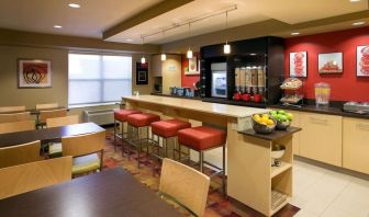 Dining and coworking space at Sonesta Simply Suites Phoenix Scottsdale.