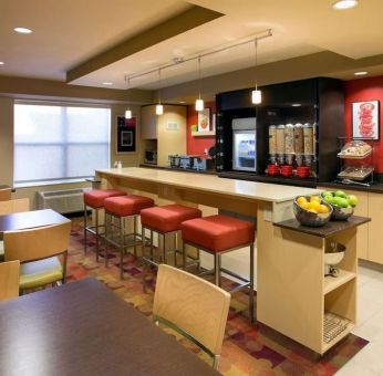 Dining and coworking space at Sonesta Simply Suites Phoenix Scottsdale.