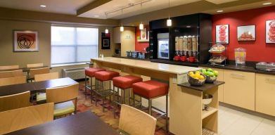 Dining and coworking space at Sonesta Simply Suites Phoenix Scottsdale.