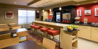 Dining and coworking space at Sonesta Simply Suites Phoenix Scottsdale.