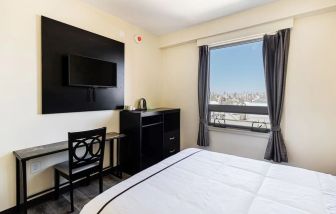 Delux king room with TV at Astoria Inn LaGuardia Hotel.