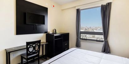 Delux king room with TV at Astoria Inn LaGuardia Hotel.